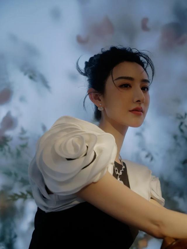 薇娅“消失”2年后再现!年会热舞惊艳全场,又盯上了更赚钱赛道