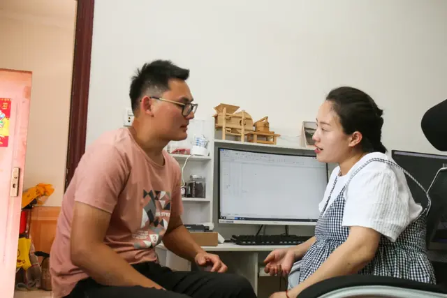 乡村里的“网红”夫妇:与百万粉丝分享生活