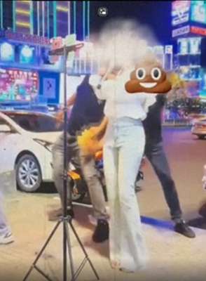 女主播牛奶揉胸(直播摸臀福建无手女子街头直播惨遭猥亵，网友建议阉割)