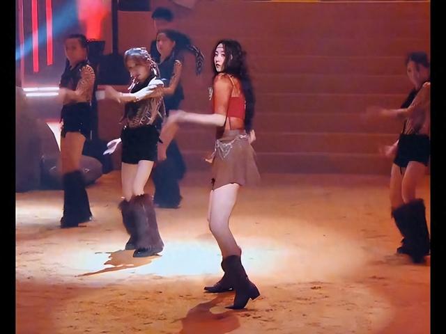 关晓彤豹纹皮裙热舞,野性之美惊艳全场内娱第一“腿精”当之无愧