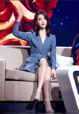 女主播有那么好看吗(江苏卫视这个女主持人真漂亮，长腿玉足，外貌气质被赞似倪萍)