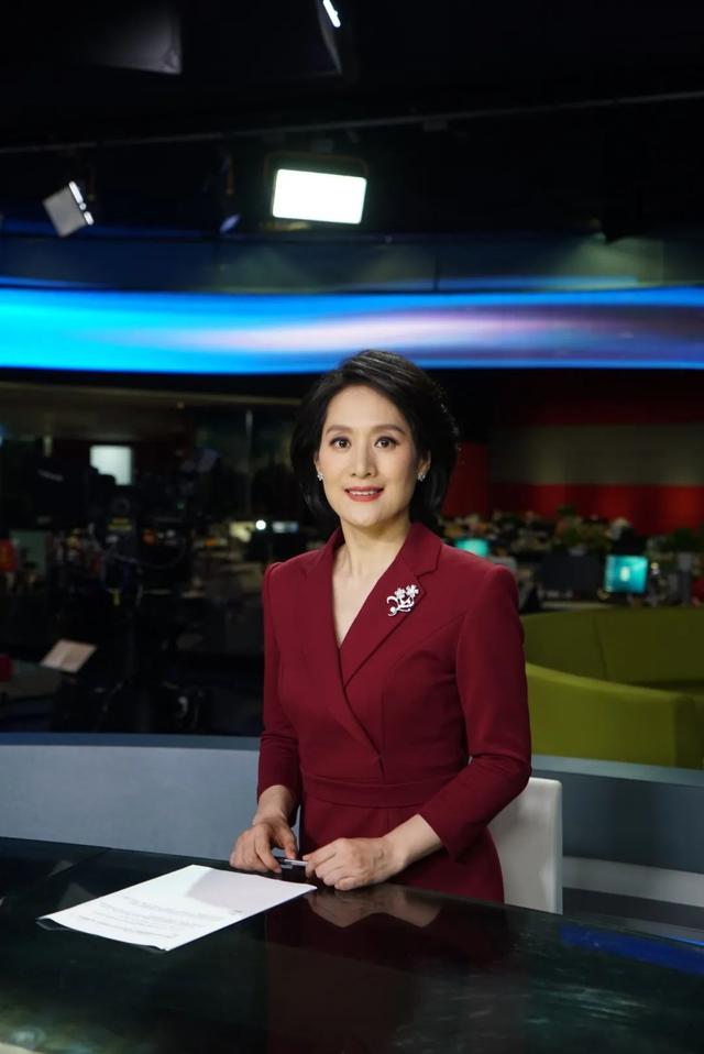 太亮眼!东方卫视“上新”首位00后女主播,已有百万粉丝!网友怒赞