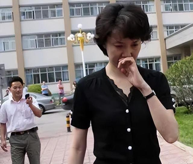 央视“首席女主播”李修平:42岁再嫁大10岁丈夫,至今无儿无女
