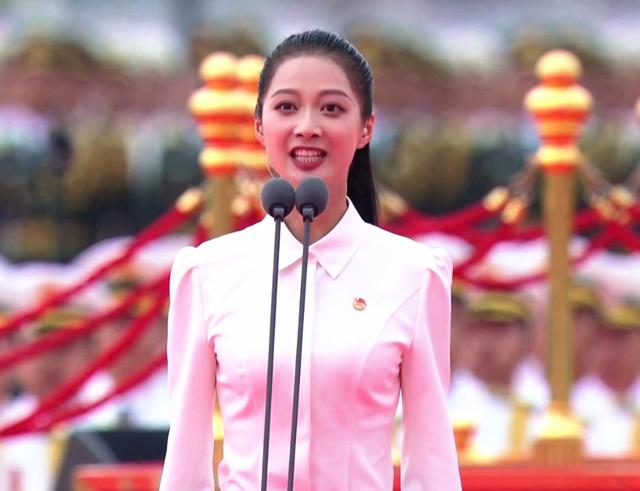 22岁天安门领颂，获杨澜盛赞，被上海台“淘汰”的冯琳什么来头？