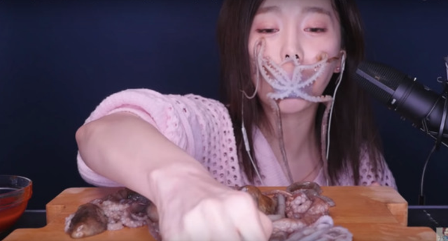 女网红大雪天在户外直播一整夜,一晚涨粉20万,直言钱比命重要