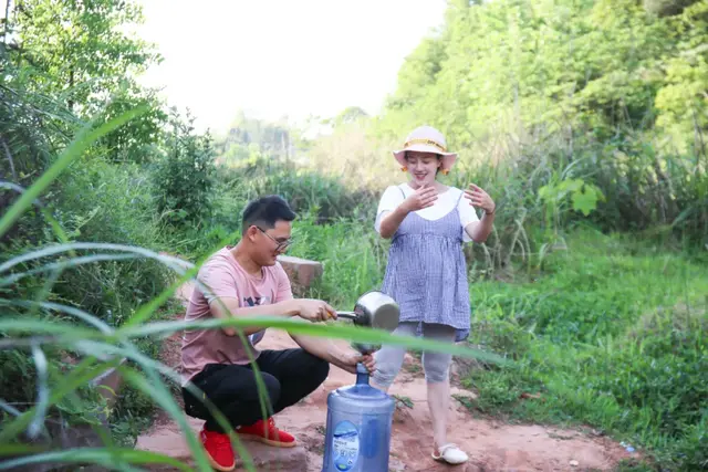 乡村里的“网红”夫妇:与百万粉丝分享生活