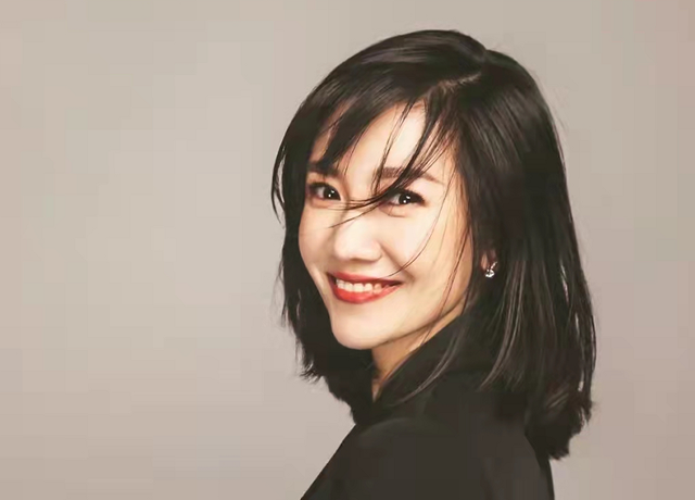 40岁美女主持人官宣结婚怀孕!挺大肚子吃冰淇淋,老公身份太神秘