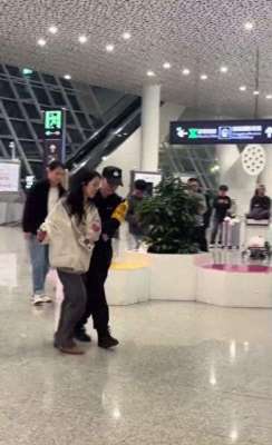 韩国女主播琳(又一网红塌房被爆脚踏两只船，两任女友同时相遇，现场十分尴尬)