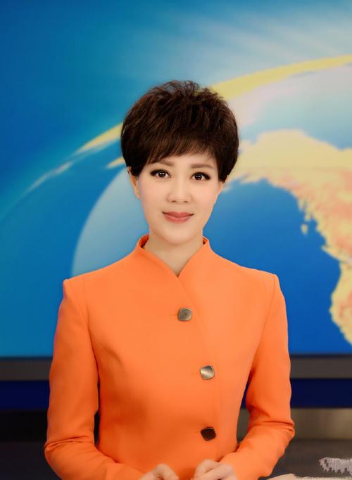 她是央视最美女主持,因直播“竖中指”被骂,如今46岁仍无儿无女