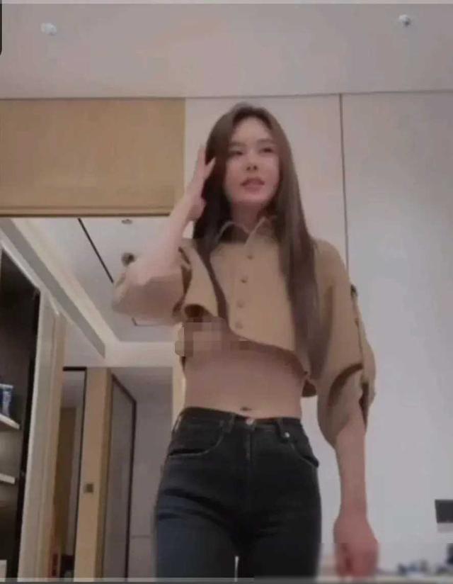 “追龙2”晶女郎邱意浓,直播疯狂打擦边球,扭腰闪现露胸