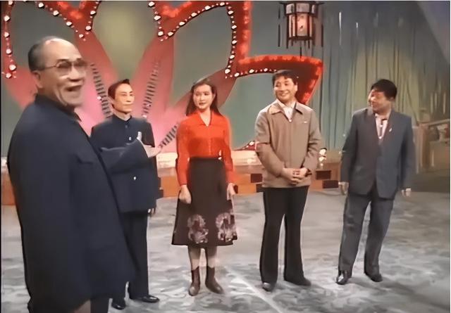 违反规定唱禁曲,开口大骂观众,现场一片混乱,这届春晚成巅峰