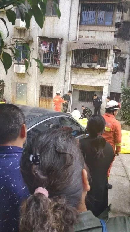 南昌女孩微博“直播跳楼自杀” 网友全城寻人:“大家都陪着你”