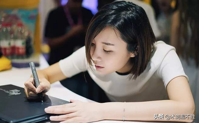 理科状元清华学子,北大硕士毕业做了游戏主播,她凭什么能火?