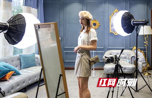 “疫”眼洞见②丨让爱与美好传递 服装定制店的暖心“突围”