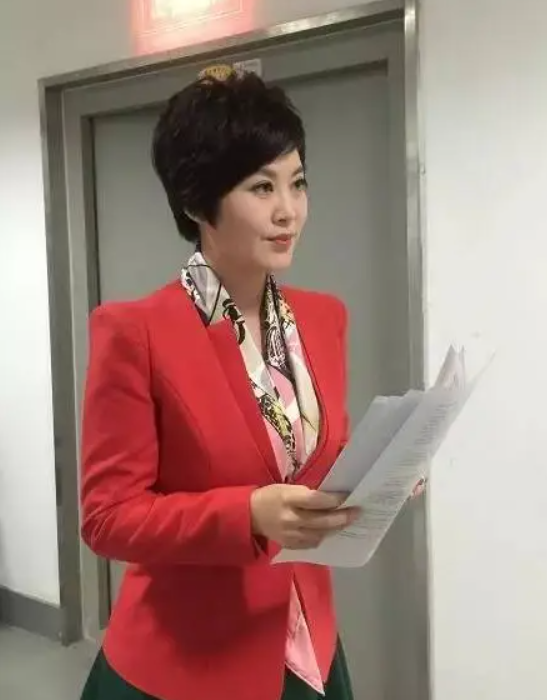 辽宁万人赞慕的著名主持人金霞,如今怎么样了?