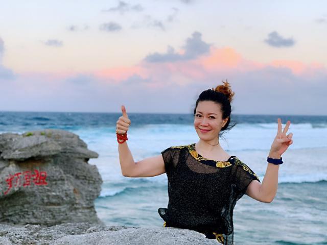 她是央视最美女主持,因直播“竖中指”被骂,如今46岁仍无儿无女