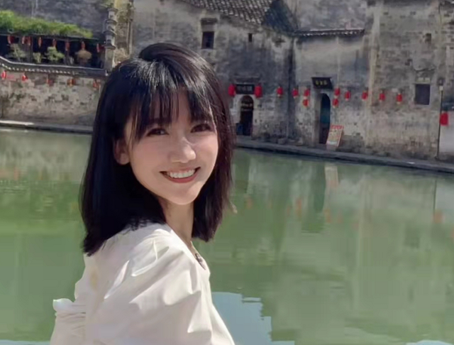 40岁美女主持人官宣结婚怀孕!挺大肚子吃冰淇淋,老公身份太神秘