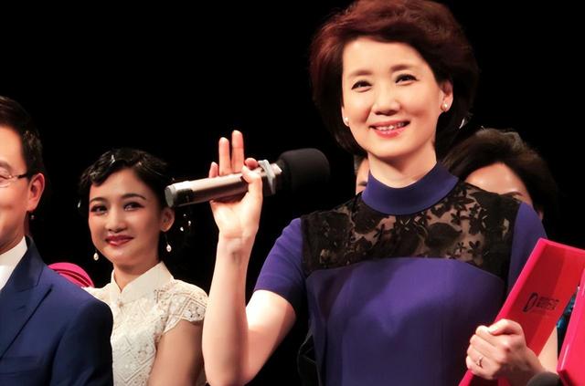 央视“首席女主播”李修平:42岁再嫁大10岁丈夫,至今无儿无女