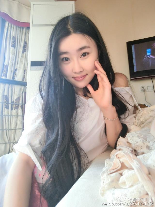 LOL“最丑”女主播阿怡是怎么火的？网友：不卖骚，不膨胀！