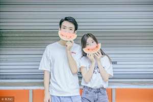 大香蕉伊人女主播(小说：她网红直播第一天，总裁偷偷注册了个小号，打赏了五十万)