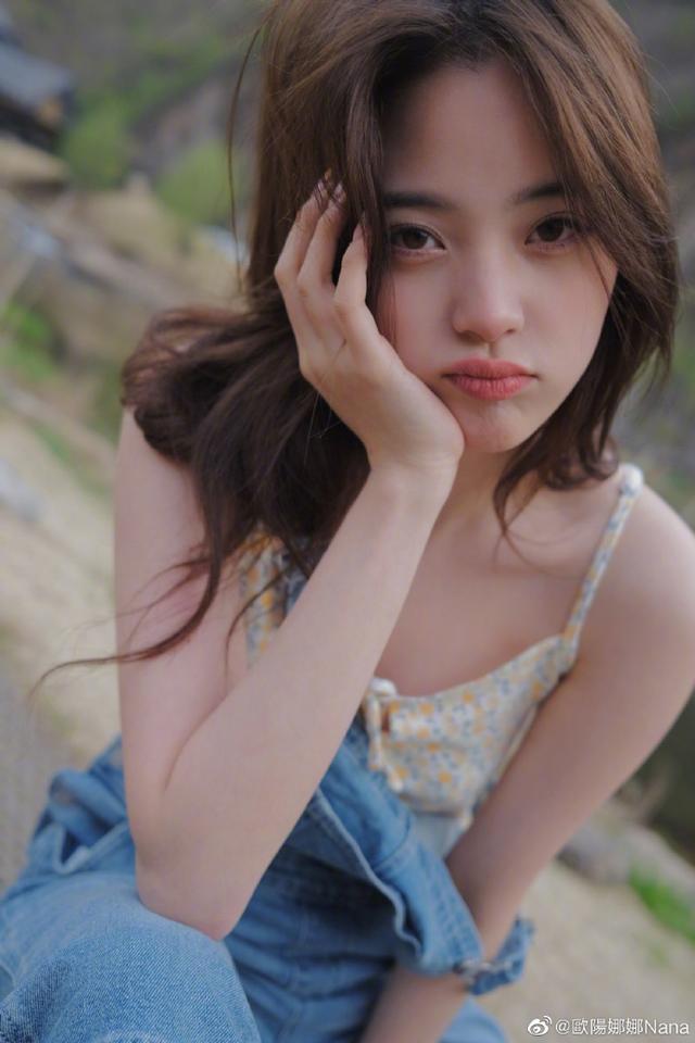 欧阳娜娜晒十二宫格美图 小碎花吊带夏日感十足