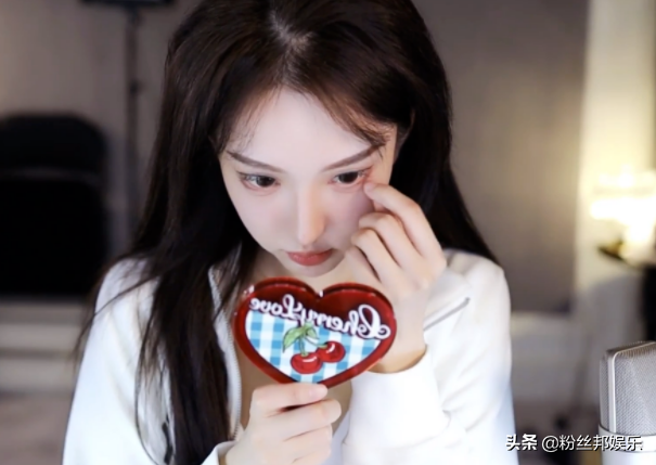 女主播情人节停播,解释“凑巧”是生理期,被自己粉丝质疑