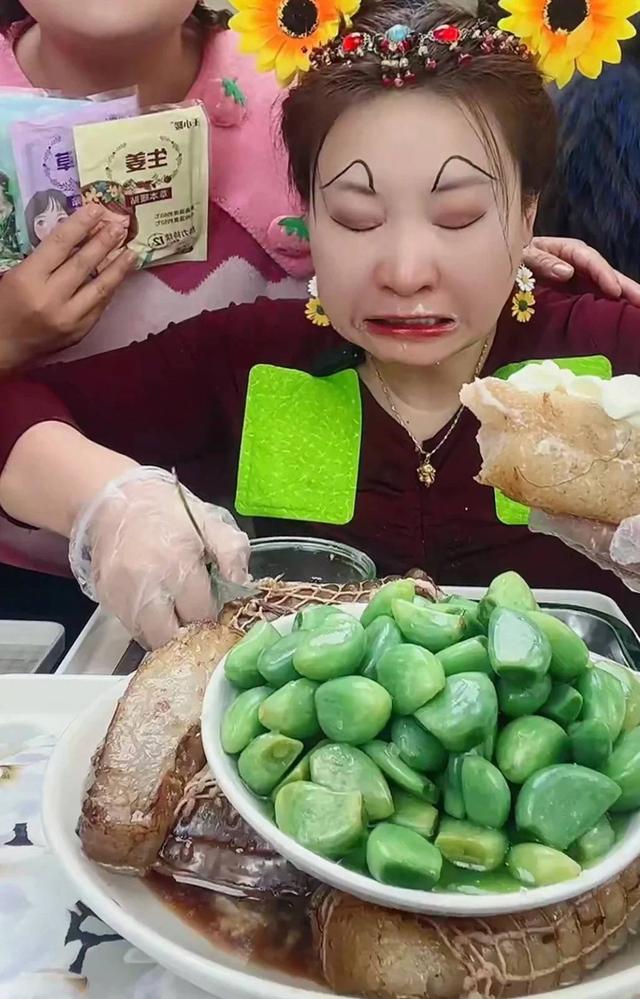 盘点吃播们的作死名场面,为引流吞下2斤肥肉,网友直呼看吐了!