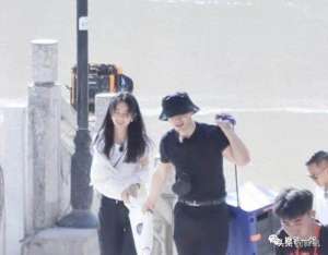 女主播直播真空牛奶(真相赵丽颖的巴掌腰和拉丝胸原来是这么吃出来的，活该她瘦)