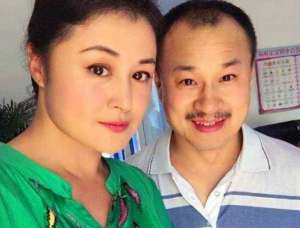 七哥女主播(于月仙离世半个月后，被网暴的王老七首发声：我们只是普通同事)