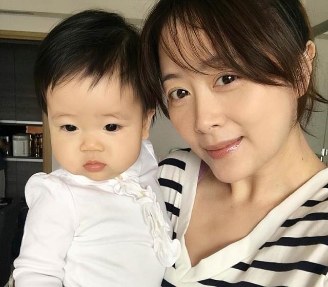 香港知名女星复出拍剧，状态冻龄依旧甜美，直播大方发红包宠粉