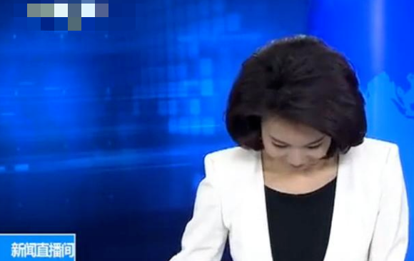 凤凰卫视新闻主播出演播事故!低头忍不住偷笑,网友却表示能理解
