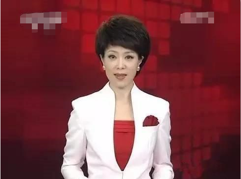 她是央视最美女主持,因直播“竖中指”被骂,如今46岁仍无儿无女