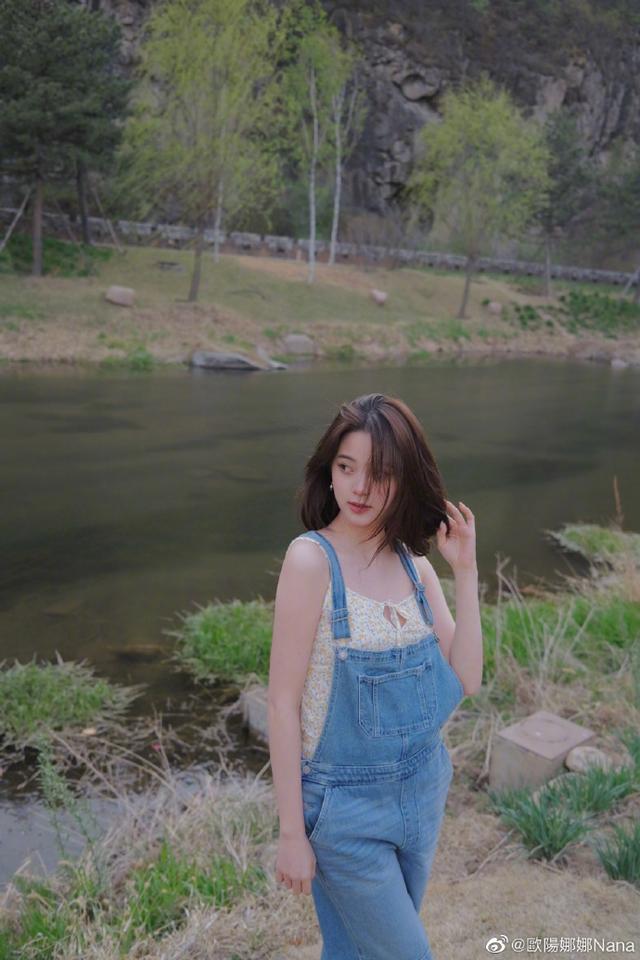 欧阳娜娜晒十二宫格美图 小碎花吊带夏日感十足