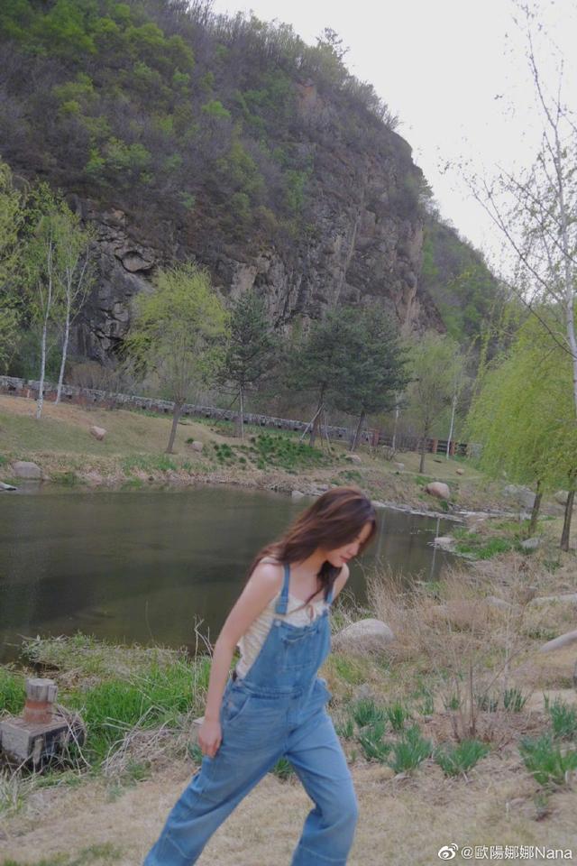 欧阳娜娜晒十二宫格美图 小碎花吊带夏日感十足