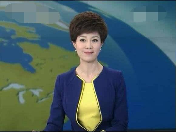 她是央视最美女主持,因直播“竖中指”被骂,如今46岁仍无儿无女