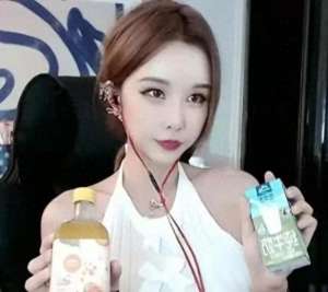 csgo女主播(CSGO女主播大菠萝，颜值真的高，万圣节女巫皮肤太性感了)