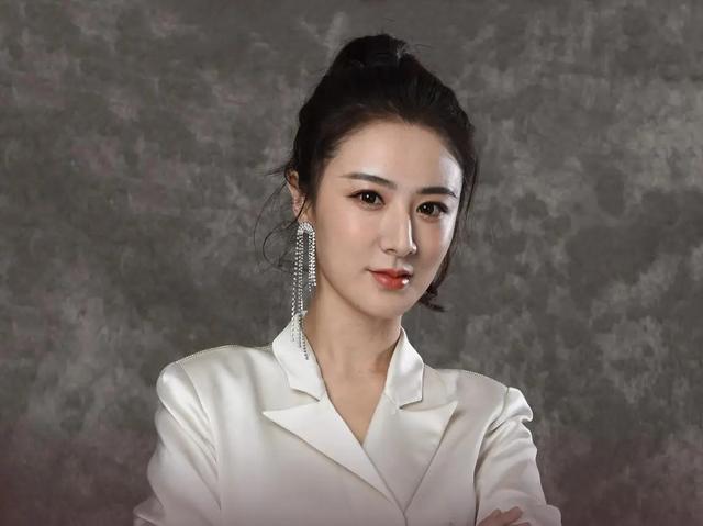 薇娅“消失”2年后再现!年会热舞惊艳全场,又盯上了更赚钱赛道