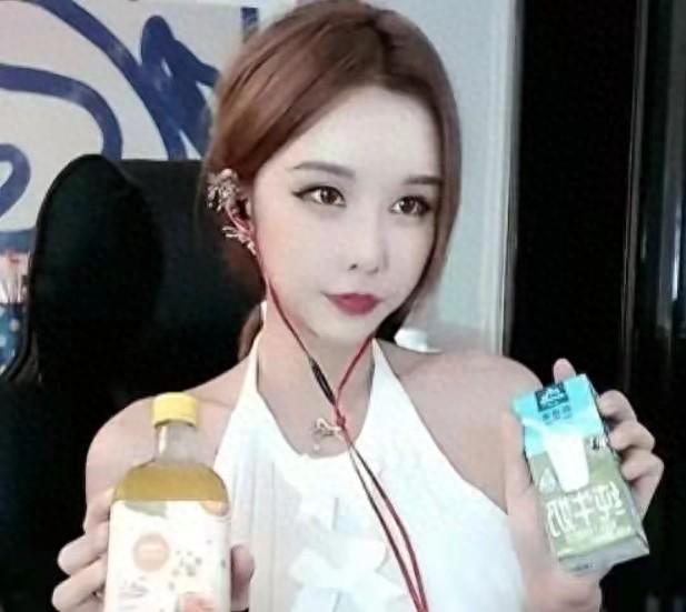 CSGO女主播大菠萝,颜值真的高,万圣节女巫皮肤太性感了