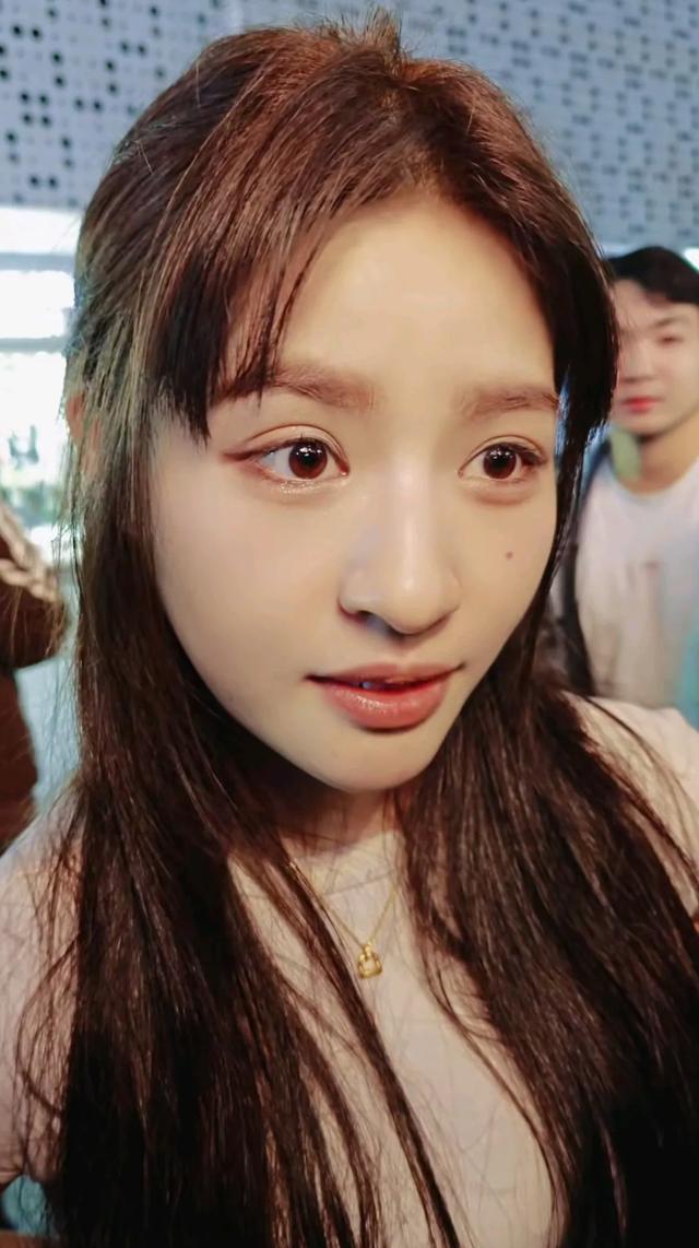 跳舞7年无人问,我爸保安天下知!这位漂亮女主播,真的与众不同