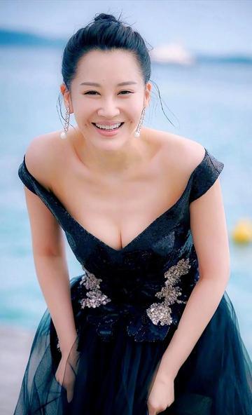 林青霞的胸,巩俐的腿,温碧霞的腰这6位中年女星性感起来迷死人