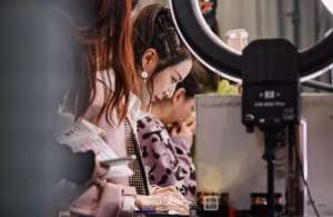 网络第一女主播(每天收六七百个快递，然后淘汰90%快报夜访薇娅直播间，揭秘淘宝第一女主播的挑货经)