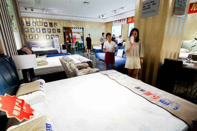 郑州本地头部女主播在这里“摆摊儿”开播!空调、电饭煲、马桶等全是惊喜价
