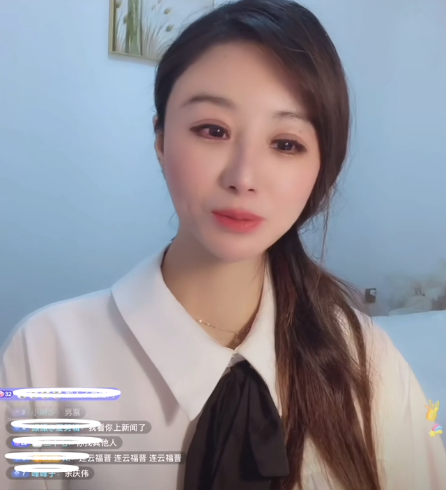 紫薇模仿者怕被告改名,直播不敢要礼物,观看人气大跌哽咽落泪