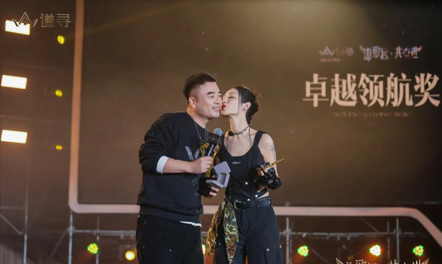 薇娅“消失”2年后再现!年会热舞惊艳全场,又盯上了更赚钱赛道