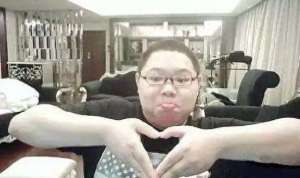 女主播技巧(PDD直播传授挑选女主播技巧，这就是“斗鱼董卓”的绝招吗？)