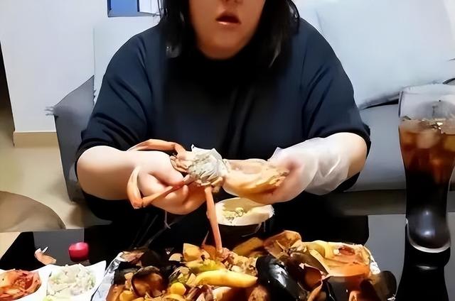 盘点吃播们的作死名场面,为引流吞下2斤肥肉,网友直呼看吐了!