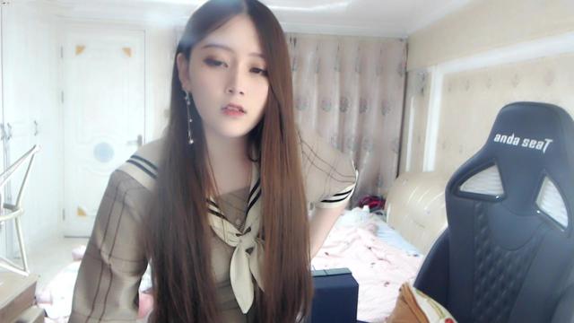 LOL女主播送“唇印”写真!保底消费3K获得,粉丝:能附魔脚吗?