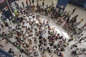 女主播 挤奶(母亲节“母乳快闪”引争议：公开哺乳，你看到的是圣洁还是污秽？)