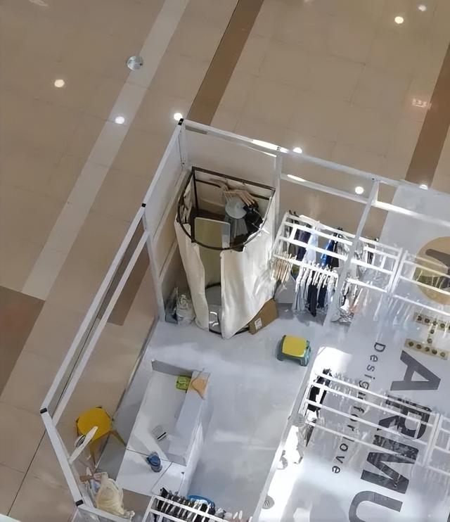 女主播带货把胸带没了?!画面太美...