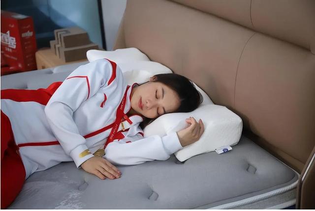 体操冠军成擦边女主播,性感直播惹争议,回怼奥运冠军引众怒,背后真相不忍直视!是逐梦新路还是抹黑体育?